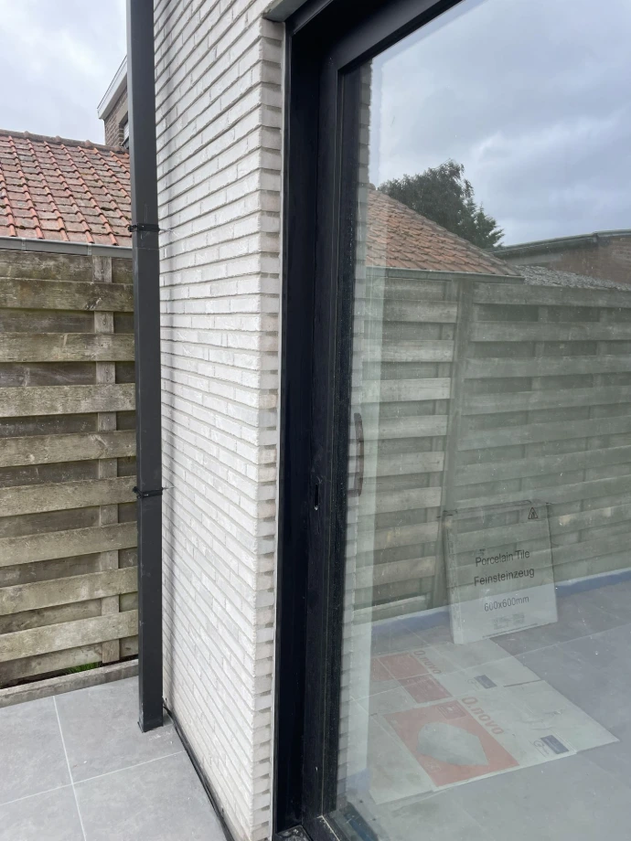 elastische zwarte voeg aan buitengevel en raam