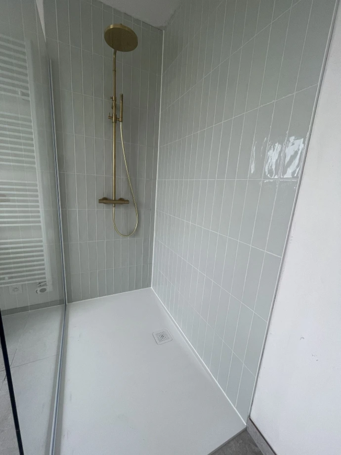 douche met witte tegels