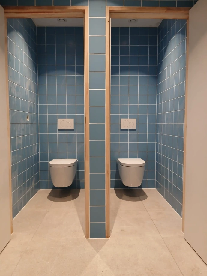 toilet met tegels